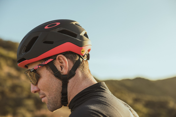 Sonnenbrille OAKLEY Encoder Strike Vented Giro d'Italia Collection Prizm Road Black Lenses / Giro Pink Stripes Frame